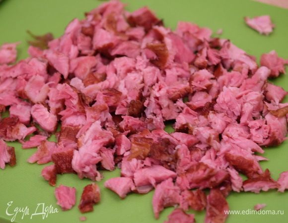 Ребра вынуть, снять с них мясо и нарезать его мелкими кусочками. Я мясо снимаю только с копченых ребер, а обычные для супа не использую.