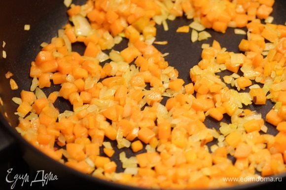 За это время морковь и лук нарезать мелким кубиком и обжарить на растительном масле до золотистого цвета.