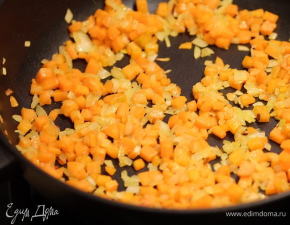 За это время морковь и лук нарезать мелким кубиком и обжарить на растительном масле до золотистого цвета.