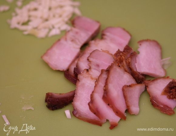 В конце добавить горчицу, нарезанный мелко чеснок и нарезанную на длинные узкие кусочки грудинку, можно добавить зелень.