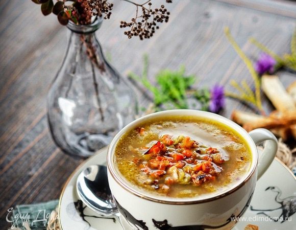 Прогреть суп 3-5 минут. Дать супу настояться полчаса и подать горячим непременно с ржаным свежим хлебом, чесноком и горчицей.