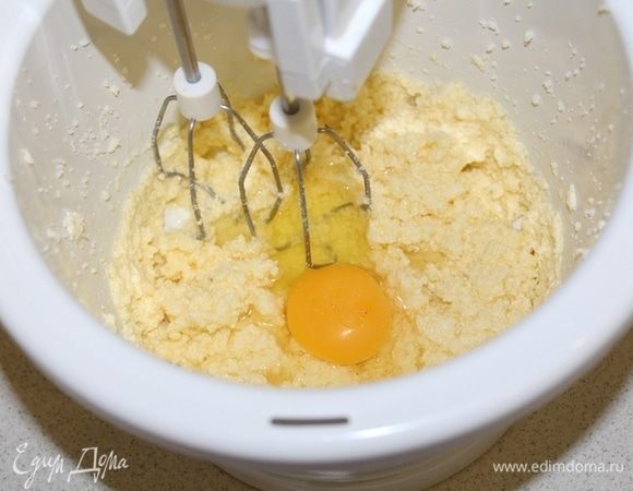 Сливочное масло взбить с сахаром, вбить по одному яйца.