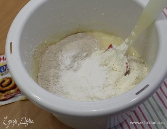 Просеять оба вида муки, добавить корицу, молотый имбирь, перемешать.