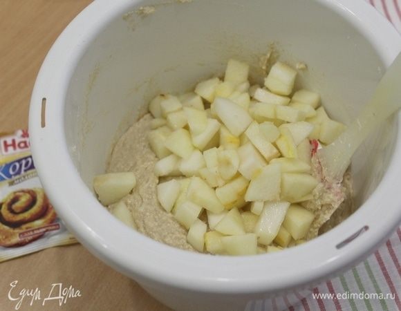 Груши почистить и порезать кусочками, добавить в тесто, аккуратно перемешать.