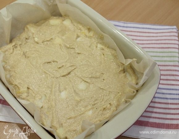 Выложить тесто в форму 20 на 25 см, застеленную бумагой.