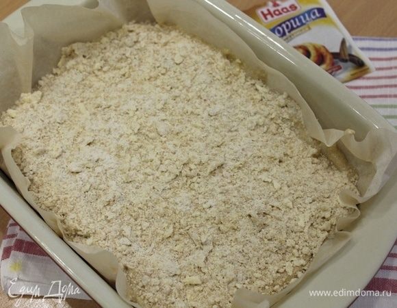 Сверху посыпать пирог штрейзелем.