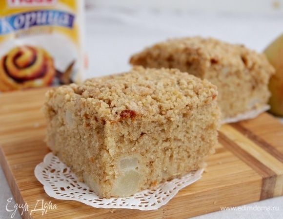 Выпекать в предварительно разогретой до 180°С духовке 40-50 минут или до готовности. Готовность проверить при помощи деревянной шпажки, она должна выйти сухой из середины пирога.