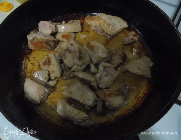 Разогреть растительное масло и обжарить на нем мясо до румяной корочки.