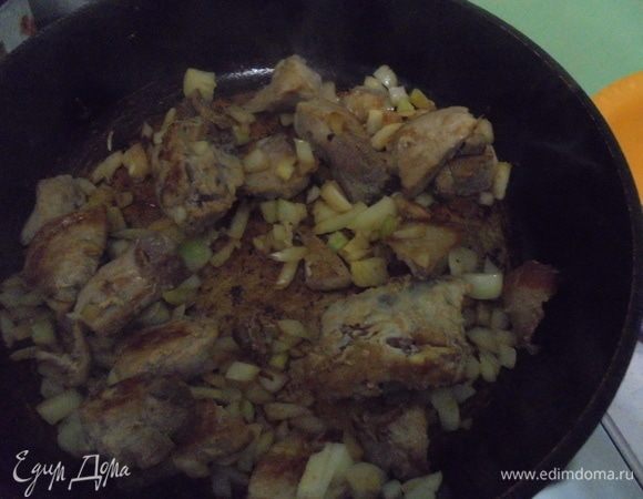 Добавить нарезанный лук к мясу.