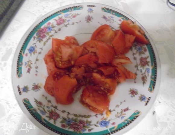 Помидоры нарезать на кусочки.
