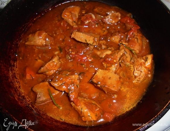 К обжаренному луку с мясом добавить томатную пасту, влить бульон, посолить, поперчить по вкусу и тушить в течение 45 минут на небольшом огне. Добавить помидоры, лимонный сок и готовить еще в течение 10 минут. В конце ввести мелко нарубленную зелень (петрушка, укроп). Снять с огня.