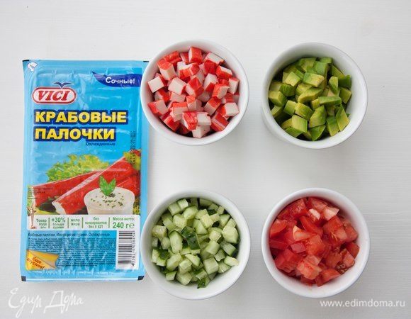 Нарезать кубиками авокадо, томат, крабовые палочки Vici и огурец.