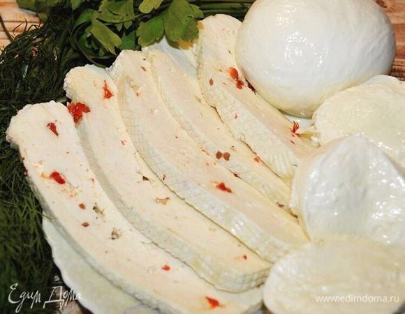 Теперь смешиваем брынзу с измельченным мягким домашним сыром, добавляем молотый черный перец. И паприку. Все хорошо перетираем в пасту.