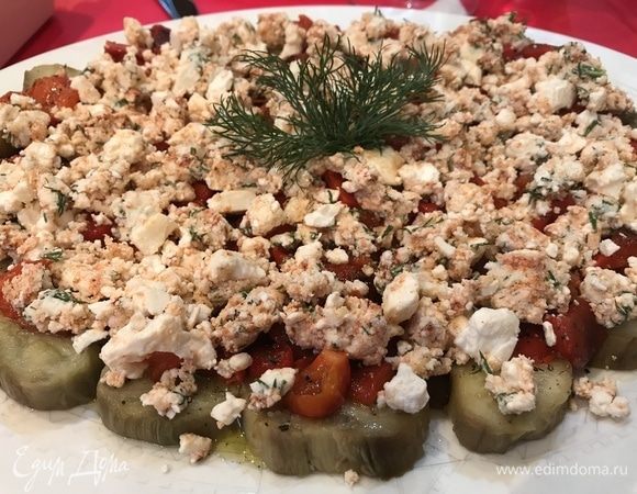 Берем большую плоскую тарелку. Выкладываем сначала колечки баклажанов. Сверху кладем  кусочки перчика с чесноком и посыпаем сырной пастой. Сверху я еще немного полила оливковым маслом и украсила веточкой укропа. Приятного аппетита!!