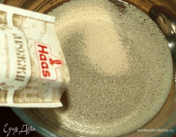В теплой воде растворяем сахар. Дрожжи ТМ Haas соединяем с теплой сладкой водой.