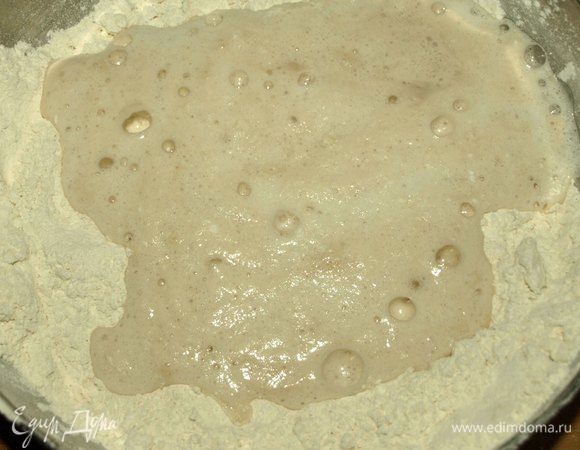 В просеянную муку добавить охлажденное сливочное масло и перетереть в крошку. Добавить дрожжи.