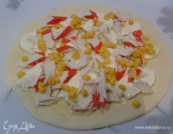 Выкладываем моцареллу, нарезанные крабовые палочки и кукурузу. Отправляем выпекаться в разогретую до максимума духовку, у меня это 250°С на 6 минут.