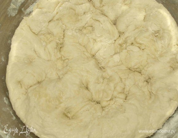 Замесить мягкое тесто. Может понадобиться больше муки. 
