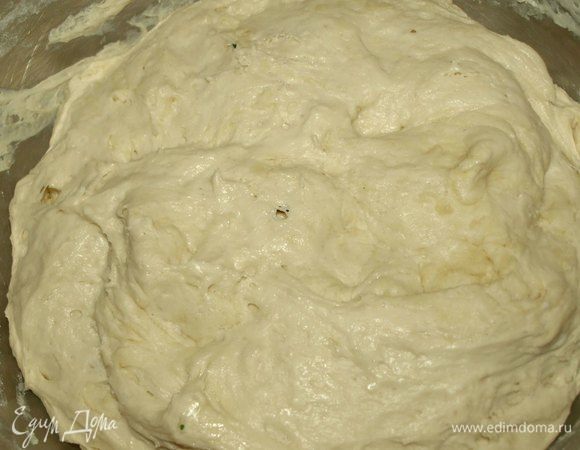 Емкость с тестом закрыть полотенцем или пищевой пленкой и поставить на 40 минут в теплое место. Через 40 минут обмять тесто и дать подойти еще 20 минут.  