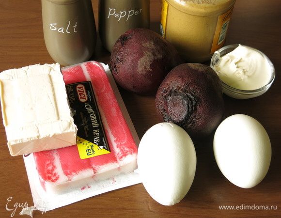 Подготовим продукты. Сварим яйца и свеклу. Используем крабовые палочки ТМ Vici «Снежный краб».