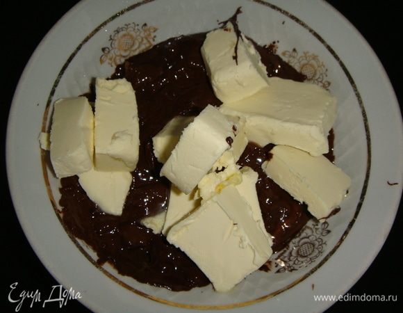 Шоколад растопить со сливочным маслом на водяной бане или в микроволновке.