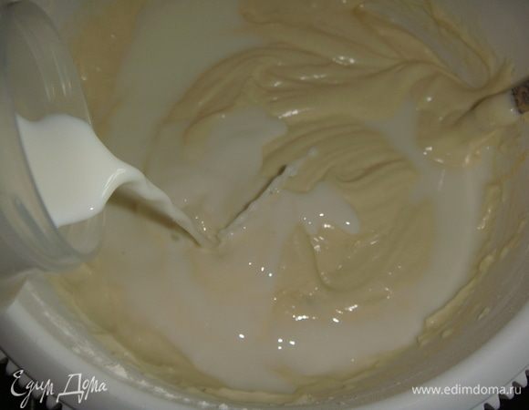 Влить молоко и перемешать.