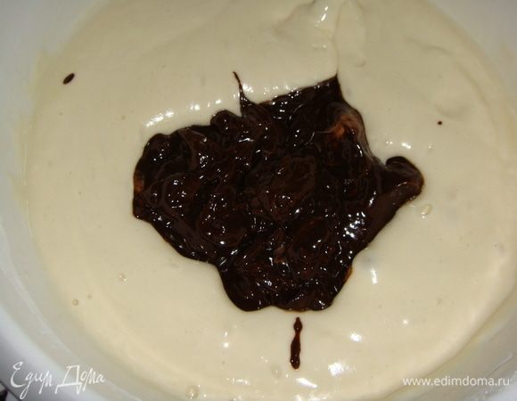 Добавить растопленный шоколад и перемешать до однородного состояния.
