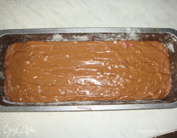 Форму для кекса смазать маслом и присыпать мукой, излишки муки стряхнуть. Выложить тесто в форму и выпекать в разогретой до 160°С духовке 50-60 минут, готовность проверить зубочисткой.