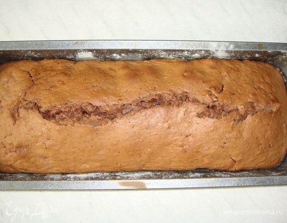 Готовый кекс остудить и вынуть из формы.