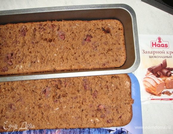 Разрезать вдоль, нижнюю часть снова положить в форму.