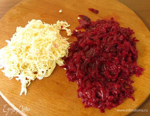 На мелкой терке измельчим сырок плавленый, на крупной — свеклу.