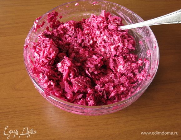 Все соединяем. За счет сочных крабовых палочек и плавленого сыра масса сочная, практически не требует соуса.