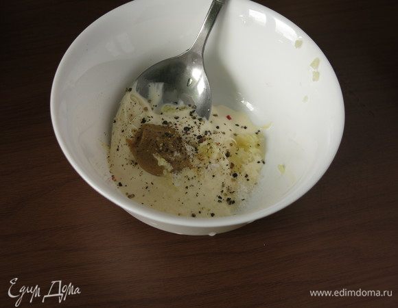 Для заправки сметану солим, перчим, добавляем горчицу по вкусу. Выдавливаем на чеснокодавке зубчик чеснока. В исходном рецепте — майонез.