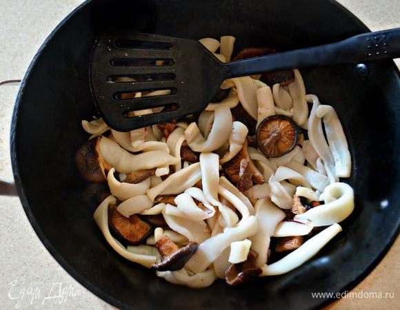 В сковороде вок раскалите растительное и кунжутное масло.
