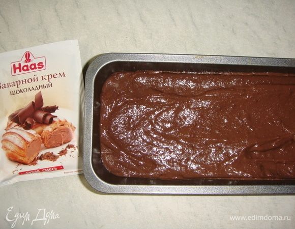 Выложить крем на нижнюю часть кекса, накрыть верхней и поставить в холодильник на ночь.