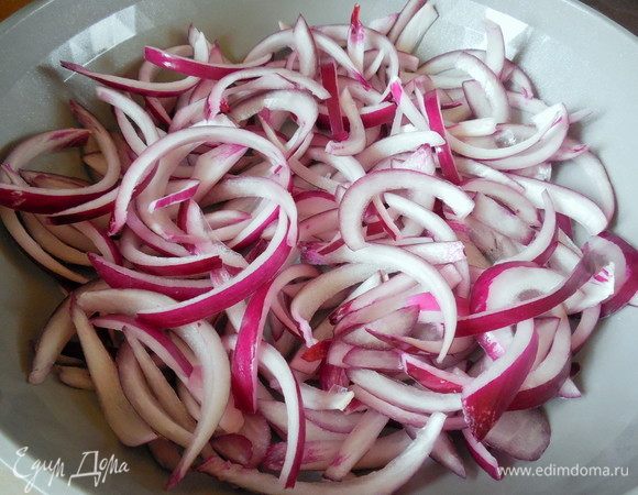 На среднем огне в сковороде разогреть масло и добавить лук. Готовить, изредка помешивая, 50-60 мин. Если лук начнет подгорать, добавьте немного воды. 