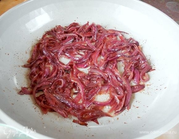 Когда лук достигнет нужной вам степени карамелизации, влить вино и дать ему выпариться. Снять с огня, приправить по вкусу солью. Затем полностью остудить.