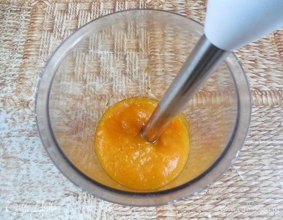 Готовую тыкву пюрировать погружным блендером. 