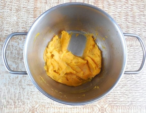 Тимьян мелко нарубить. Тыквенное пюре вместе с тимьяном уварить, постоянно помешивая, на среднем огне до густого состояния (пюре не должно растекаться, когда падает с ложки). 