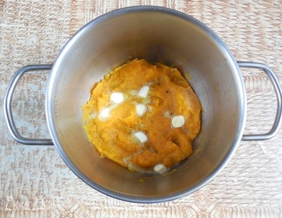 В готовое пюре добавить сливочное масло и тщательно перемешать до однородности. Приправить солью и перцем по вкусу. Полностью остудить.