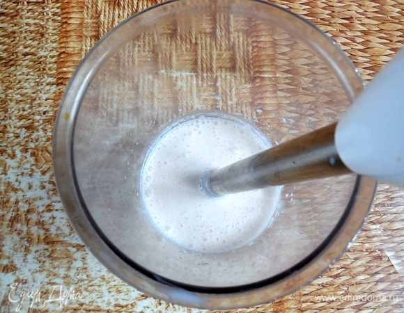 Сливки и крабовое мясо взбить погружным блендером до однородности. Приправить солью по вкусу. 