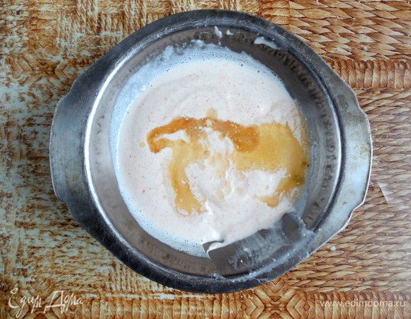 Желатин растопить (если порошковый), добавить в крабово-сливочную смесь и перемешать до однородности. 