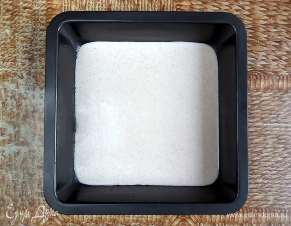 Вылить смесь в подготовленную форму и распределить ровным тонким слоем. Несколько раз ударить формой об стол, чтобы избавиться от крупных пузырей воздуха. Затем убрать в холодильник для застывания на 20 мин.