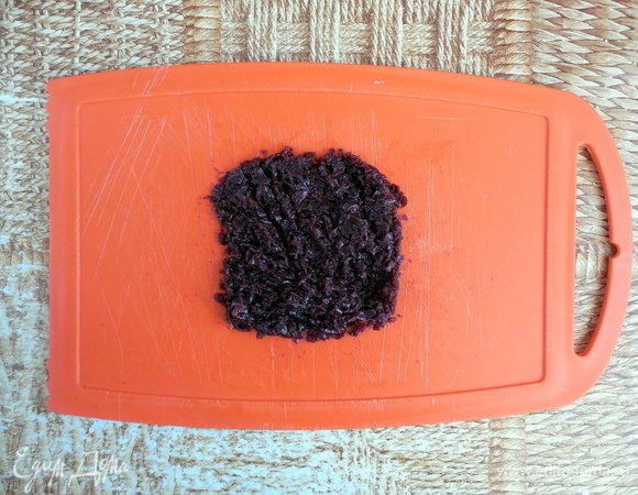 Карамелизованный лук мелко порубить.