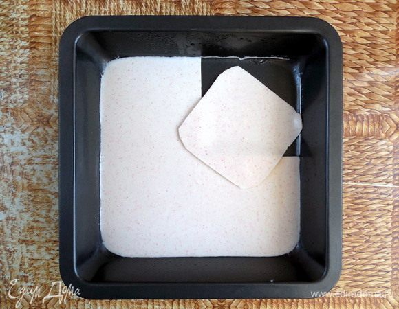 Аккуратно разделить лист крабово-сливочного желе на 4 равных квадрата (если делаете в одной большой форме, то на 8).