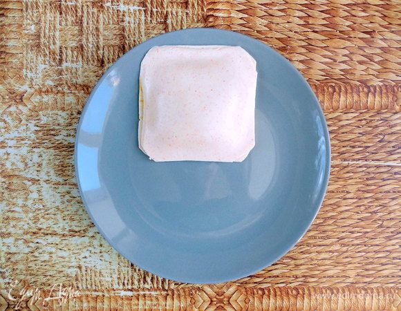 Сверху выложить второй лист желе (более липкой стороной внутрь) и аккуратно склеить края вокруг начинки. Если необходимо, подровнять края ножом. Перед подачей посыпать тимьяном. 