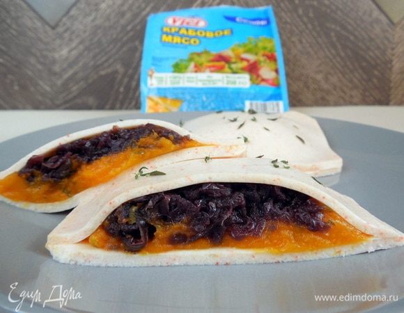 Приготовить данное блюдо можно накануне (и хранить в холодильнике, накрыв пленкой), но подавать его нужно сразу из холодильника, чтобы желе не потеряло форму. Приятного аппетита!