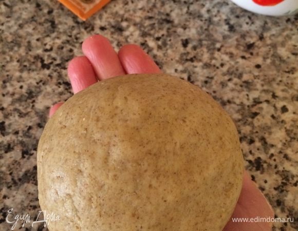Тесто должно собраться в шар. Готовое тесто завернуть в пленку и отправить в холодильник на 1 час.