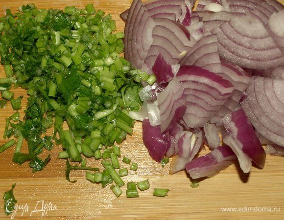 От петрушки отделяем стебли и мелко шинкуем. Лук режем произвольно.