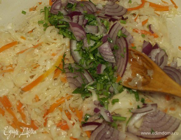 Добавляем лук и стебли петрушки к капусте и тушим 5 минут.